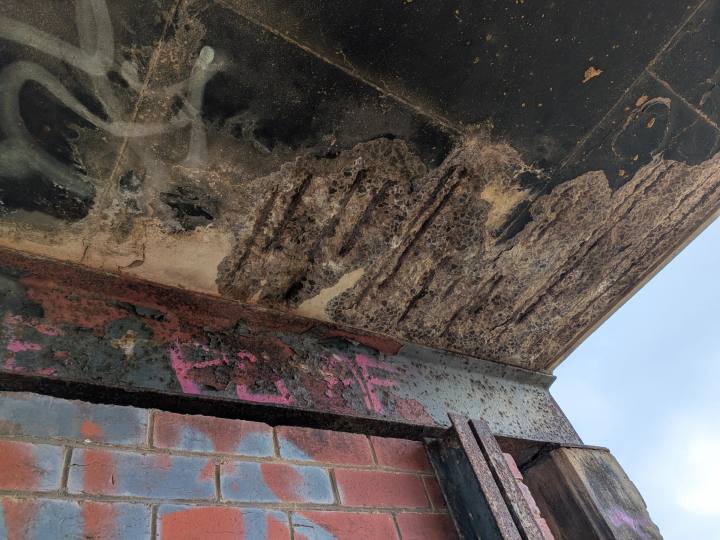 Corrosion of embedded steel displacing masonry in a heritage building