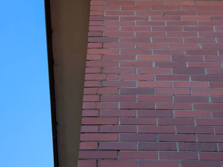 Small localised crack in a brick masonry wall