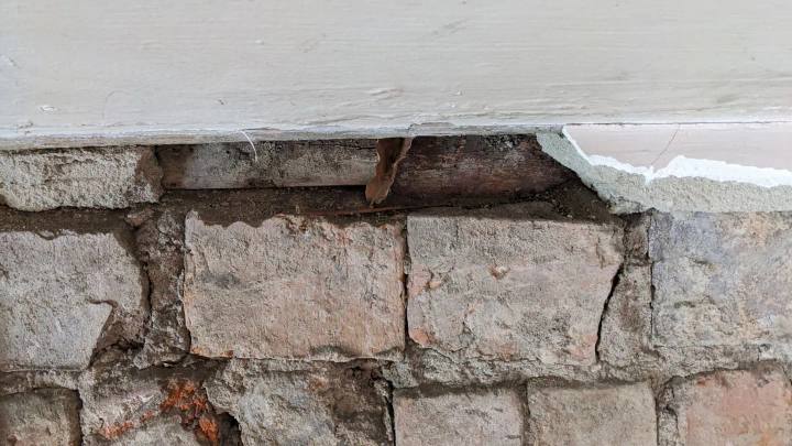 Eroded mortar joints and loss of bond in heritage brickwork